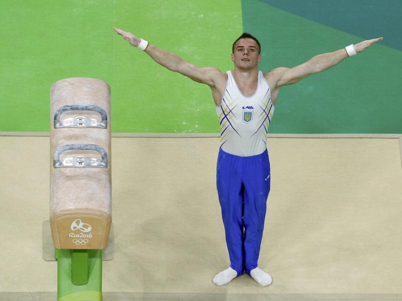 Oleg Verniaiev finally got his hands on the top prize by winning the bars with a total of 16.041