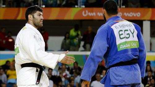 Egyptian judo fighter refuses to shake Israeli opponent's hand at Rio 2016