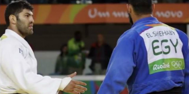 Or Sasson Bronze Medal Israeli Judoka being snubbed by Egyptian Judoka after Olympic match