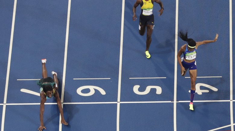 WATCH Moment Shaunae Miller 'dives&#039 over the line to take 400m Olympic gold