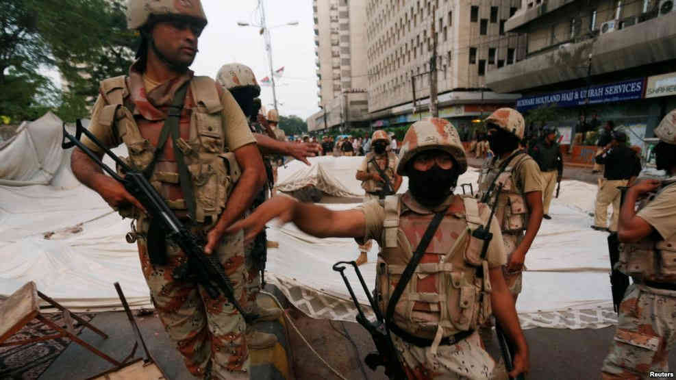 Paramilitary soldiers stand guard near the dismantled makeshift tents of the supporters of Muttahida Qaumi Movement political party after a protest in Karachi Pakistan Aug. 22 2016./VOA