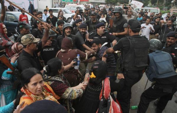 Activists of Pakistan's Muttahida Qaumi Movement clash with