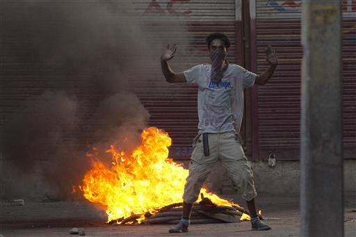 Indian forces remove Pakistani flags raised by Kashmiris