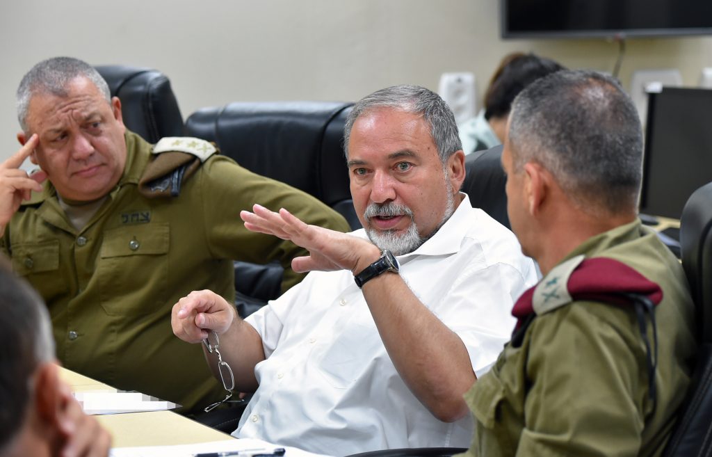 Defense Minister Avigdor Liberman seen with IDF Chief of Staff Gabi Eisenkot during a visit to the North Front Command on Tuesday