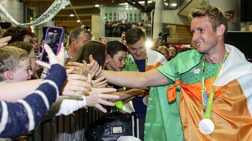 Paul and Gary O'Donovan were greeted by about 1,000 fans when they arrived at Cork Airport