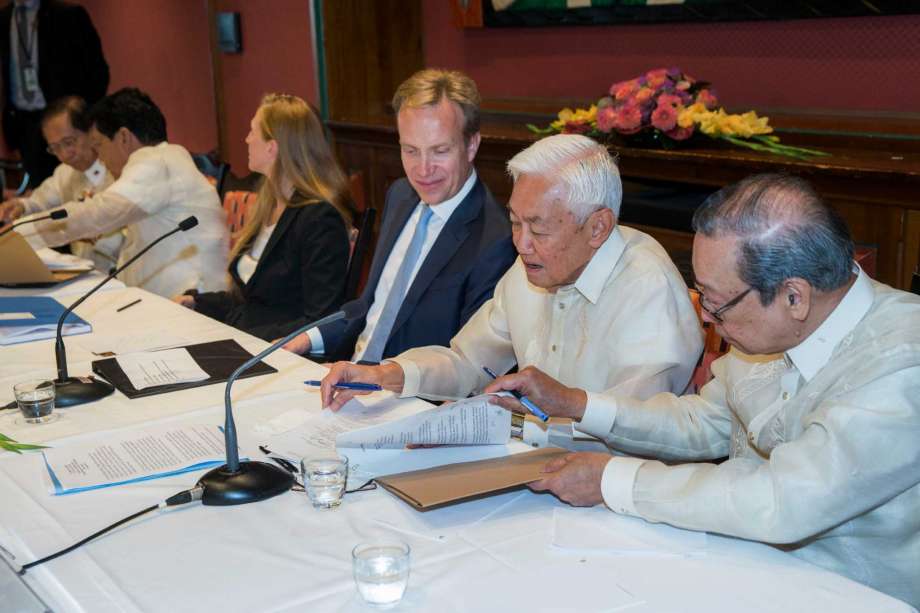 Representative of the Philippine government Jesus Dureza 2nd left Norwegian Minister of Foreign Affairs Boerge Brende, centre and representative of the communist movement the National Democratic Front of the Philippines Luis Jalandoni 2nd right dur