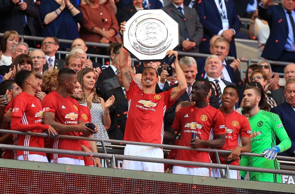 New Manchester United striker Zlatan Ibrahimović lifts the Community Shield trophy after the team defeated Leicester City 2-1