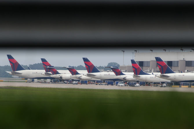 Delta computer outage grounds flights worldwide, travel waiver issued