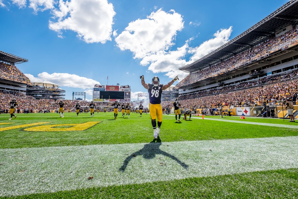 20 September 2015 Pittsburgh Steelers Linebacker Vince Williams  and Pittsburgh Steelers players run onto the field in action during a game between the San Francisco 49ers and the Pittsburgh Steelers at Heinz Field in Pittsburgh PA