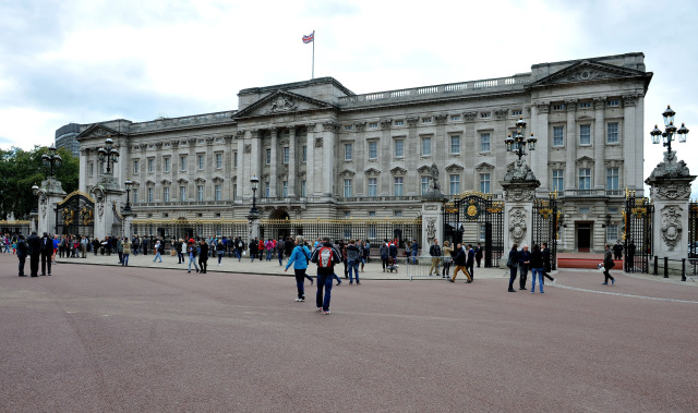 Police say intruder tried to climb Buckingham Palace fence