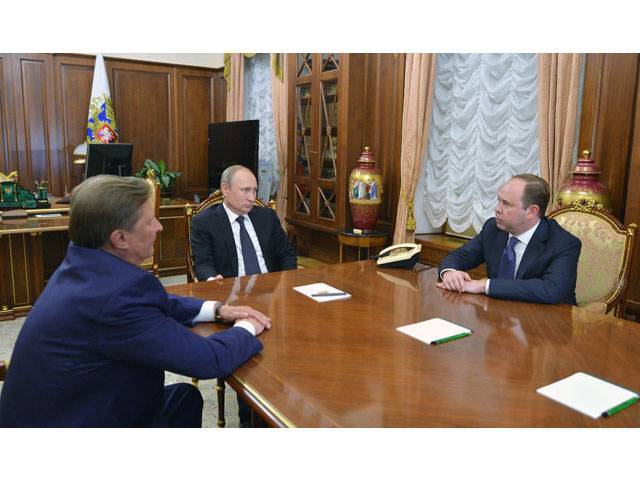 Russian President Vladimir Putin speaks with the newly-appointed Chief of Staff of the Presidential Executive Office Anton Vaino and the newly-appointed Presidential Representative for Environmental Management Ecology and Transport Sergei Ivanov