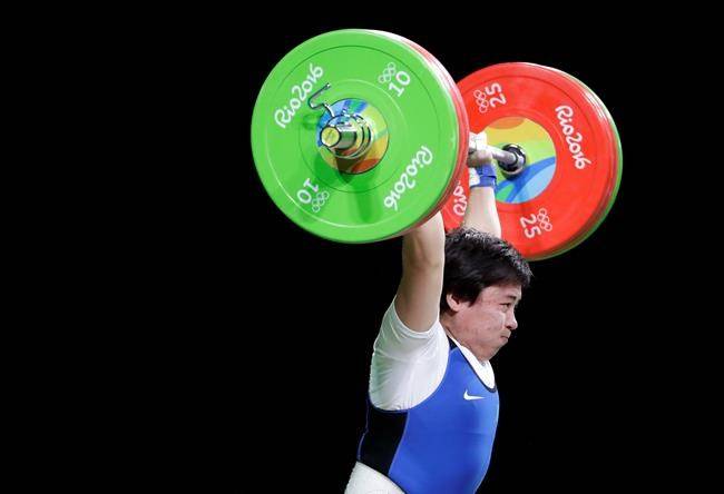 China's Xiang recovers from bang to head to win lifting gold