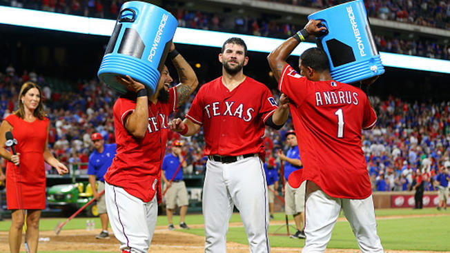 Rangers top Royals with walk-off HR