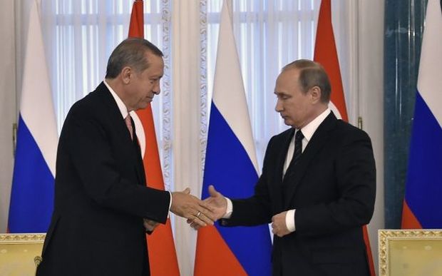 Recep Tayyip Erdoganshakes hands with Vladimir Putin during their press conference in Konstantinovsky Palace