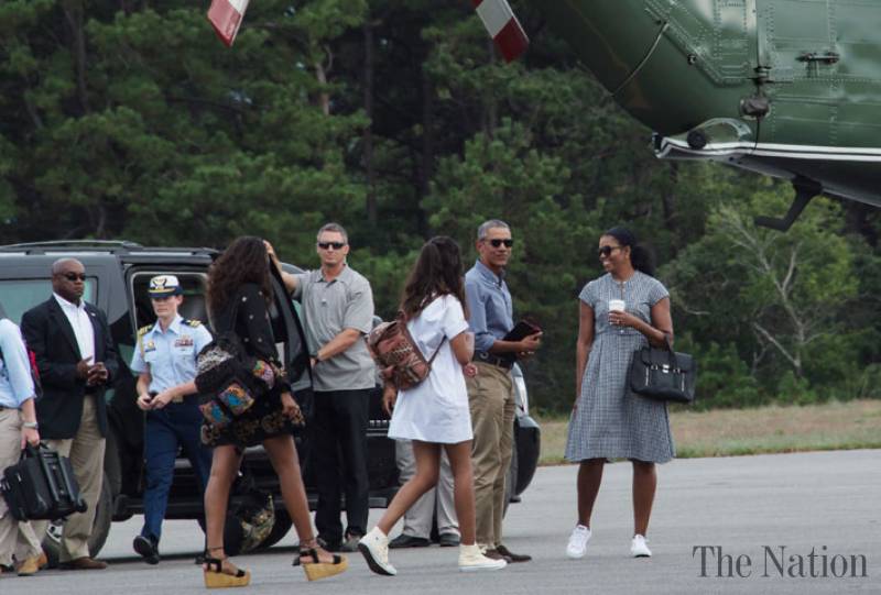 Obamas wrap up final summer trip as first family