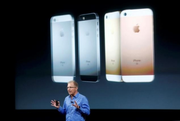 Apple Vice President Greg Joswiak unveiling the iPhone SE in March 2016