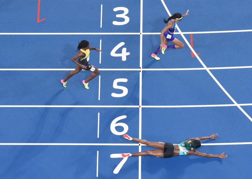 589935490-bahamas-shaunae-miller-dives-to-cross-the-finish-line