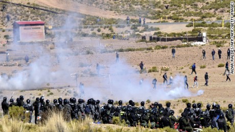 Riot policemen and miners clash in Panduro Bolivia