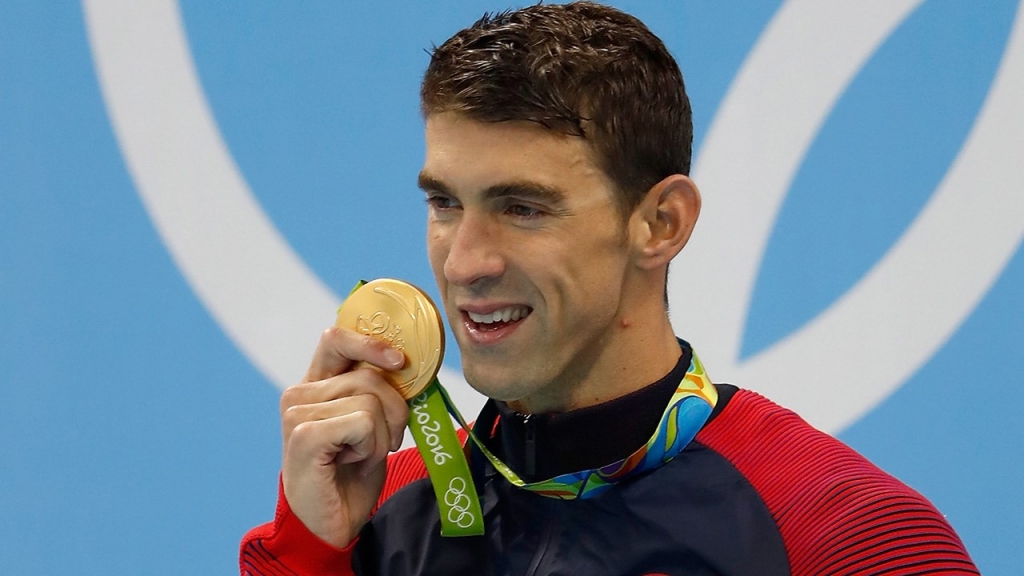 Michael Phelps destroys Chad le Clos, then internet piles on