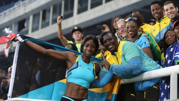 Shaunae Miller of the Bahamas celebrates with her mother after winning the 400m gold medal in a last-ditch lunge for the