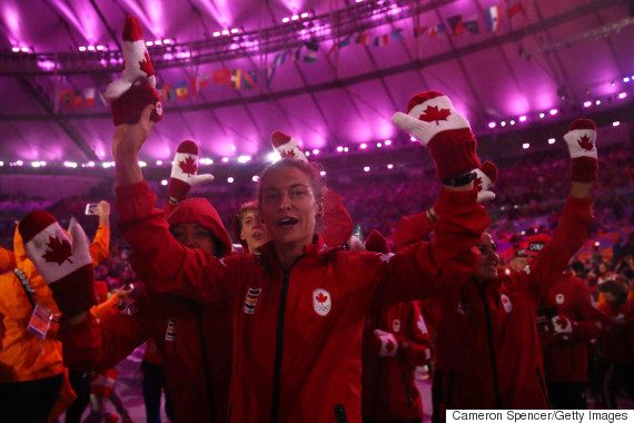 Penny Oleksiak carries Canadian flag at closing ceremony of Rio Olympics