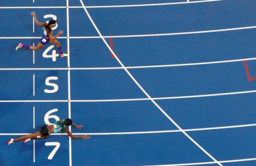 Shaunae Miller of Bahamas throws herself across the finish line to win the gold ahead of Allyson Felix of USA. REUTERS  Fabrizio Bensch