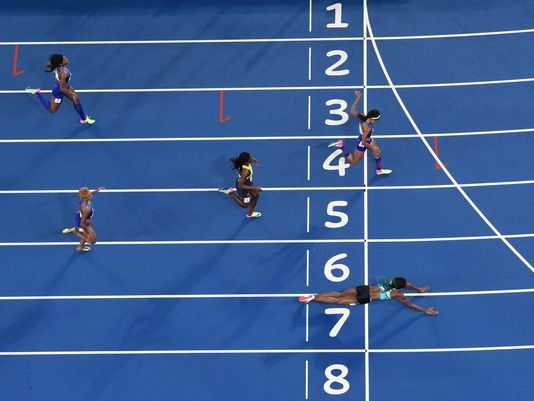 Shaunae Miller dives across the finish line ahead of Allyson Felix