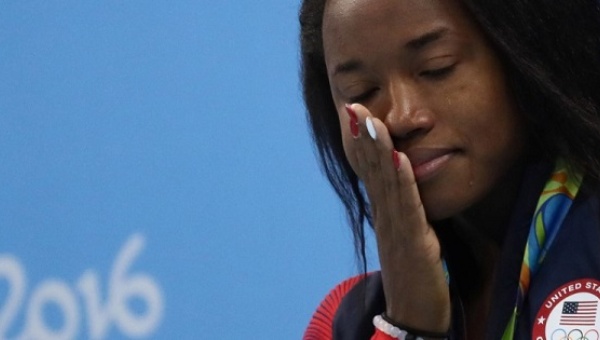 Simone Manuel cries