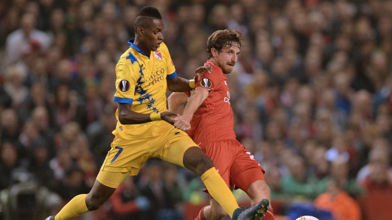 Sion's Swiss midfielder Edimilson Fernandes tackles Liverpool midfielder Joe Allen