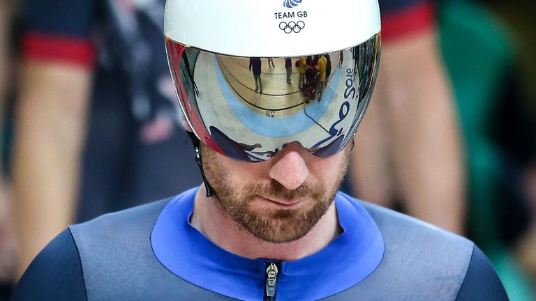 Sir Bradley Wiggins has given his support to Shane Sutton