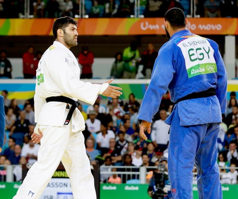 Egypt's Islam El Shehaby declines to shake hands with Israel's Or Sasson after losing during the men's over 100-kg judo competition at the 2016 Summer Olympics in Rio de Janeiro Friday Aug. 12 2016