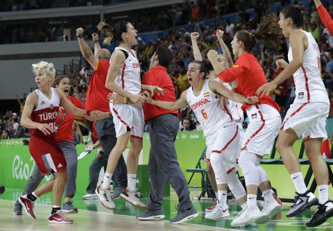 Chaotic 11 seconds of basketball ends in fantastic game-winner to send Spain to the women's semifinals