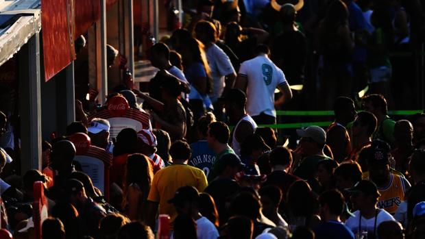 Sports fans queue to buy tickets to Olympic events at the 2016 Rio Olympics on Saturday. REUTERS  Marcos Brindicci