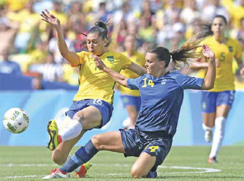 RIO DE JANEIRO Sweden’s Emilia Appelqvist fights for the ball with Brazil’s Beatriz during the Brazil vs Sweden game