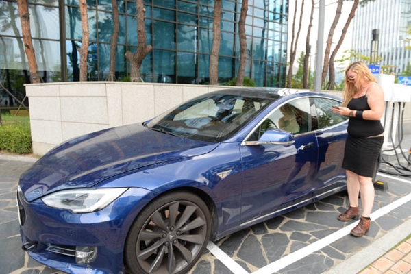 Tesla has started test-driving its electric vehicle on roads in South Korea. A representative from Tesla’s Headquarters is getting into Tesla’s electric vehicle to test-drive it in Pankyo on the 22nd. Staff Reporter Park Jiho