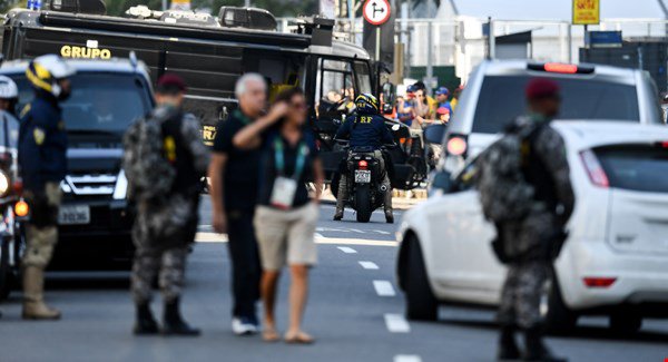 Ryan Lochte among four US swimmers robbed by armed men in Rio