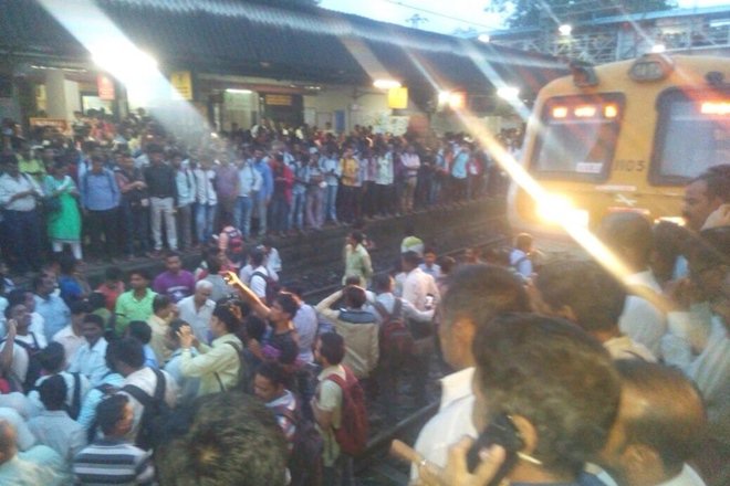 Badlapur agitation Mumbai local Mumbai trains Mumbai local latest news