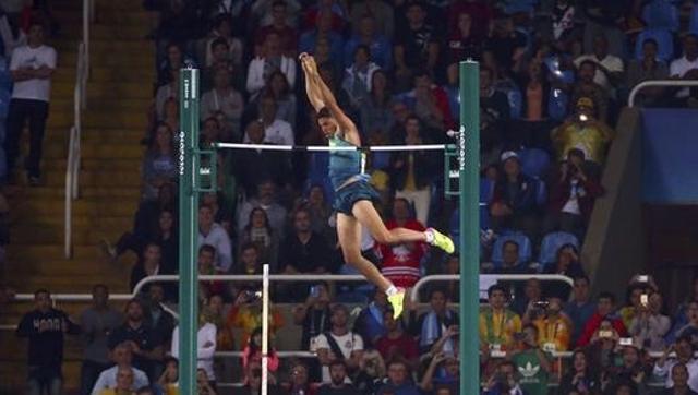 Thiago Braz da Silva produced an Olympic record of 6.03m to win gold