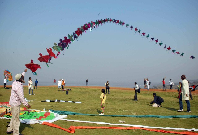 Mumbai Jan. 08: People flying kite's duirng the 26th International Kite Festival organised by Gujarat Tourism at Priyadarshni park in Mumbai on Wednesday