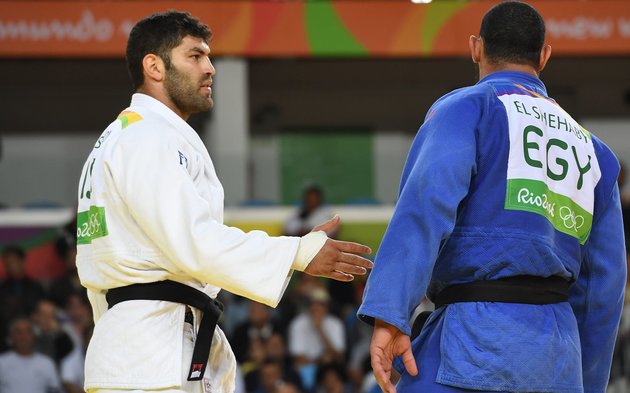 Egyptian judo competitor refuses to shake hands with Israeli foe after losing at Rio Olympics