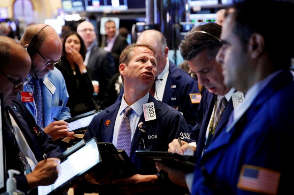 Futures flat after indexes close at record highs