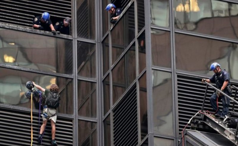 Human fly scales Trump Tower