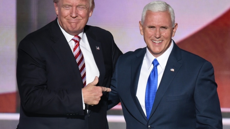 Donald Trump et Mike Pence qui a accepté d'être son vice-président à la Convention républicaine à Cleveland le 20 juillet 2016