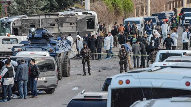 Turkey 2 car bombs kill 6 people wound at least 219