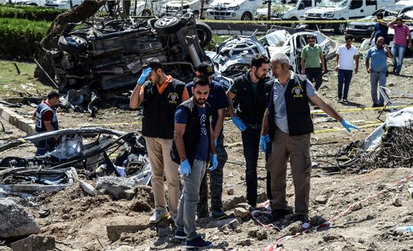 3 killed in car bomb attack on police station in Turkey