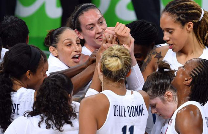 USA's guard Diana Taurasi and USA players unite after defeating Japan in a Women's quarterfinal basketball match between USA and Japan at the Carioca Arena 1 in Rio de Janeiro