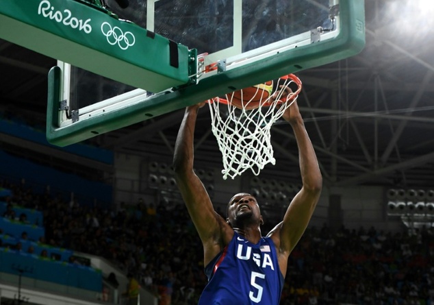 USA's guard Kevin Durant scores in Rio de Janeiro