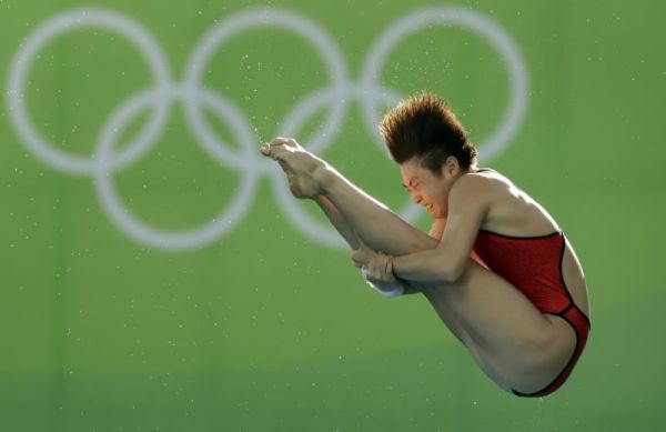 China's Si Yajie competes during the women's 10-meter