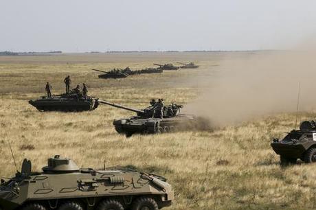 Ukraine puts troops along Crimean border on combat alert