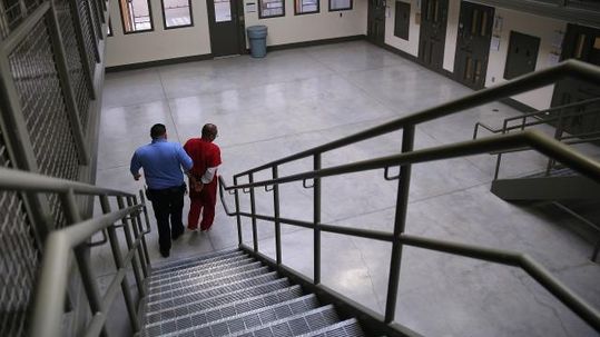 Obama administration to end use of private prisons